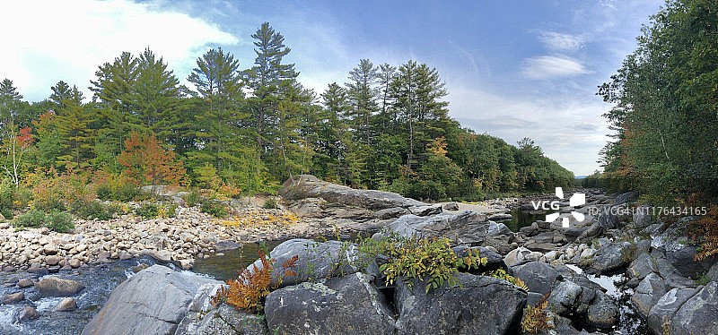 2019年秋季，美国缅因州拉姆福德的斯威夫特河图片素材