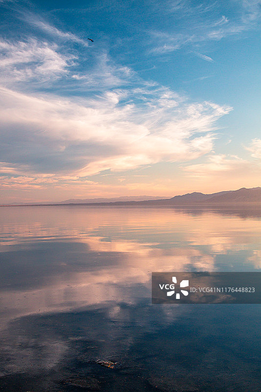 湖面倒映的天空与云彩图片素材