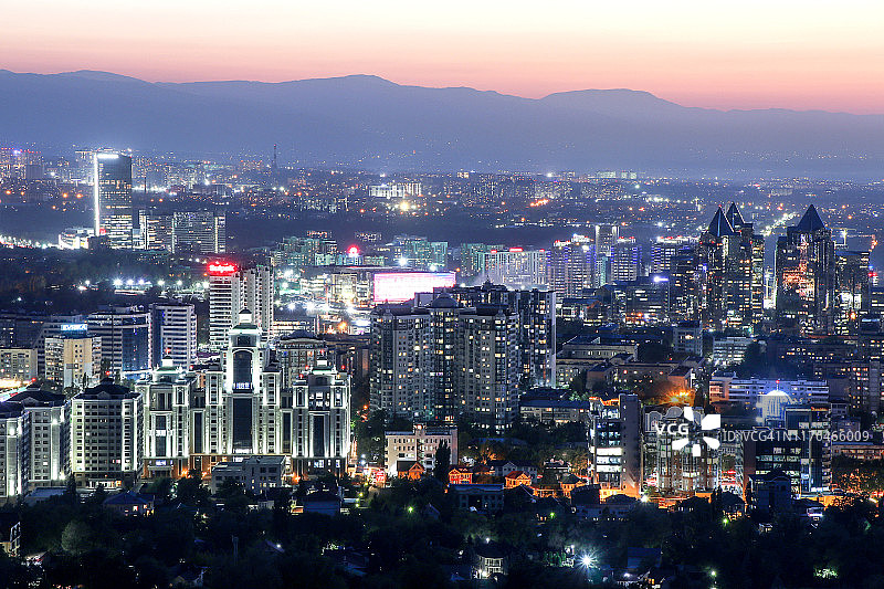 科克托别山俯瞰阿拉木图夜景图片素材