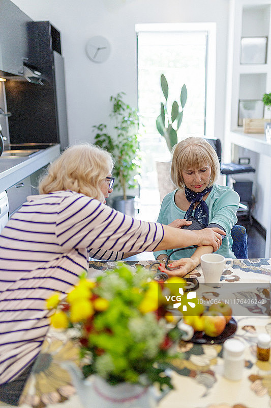 测量朋友的血压图片素材