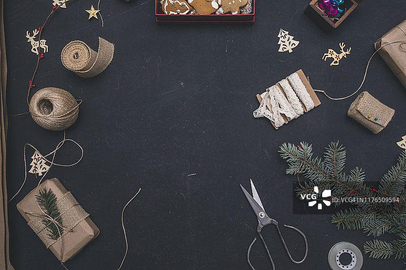 黑色背景上的礼品盒和杉树枝俯视图图片素材