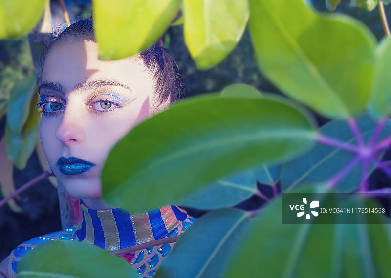 丛林中的未来时尚少女肖像图片素材