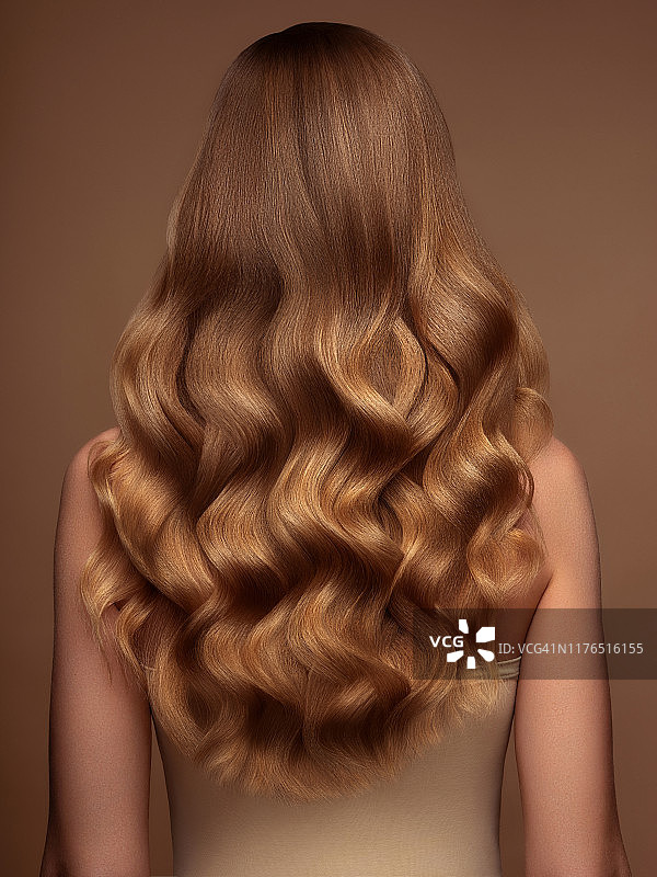 有着长而有光泽的头发的金发女人图片素材