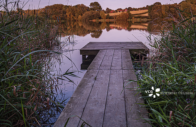 英国南约克郡哈特希尔水库美丽的傍晚图片素材