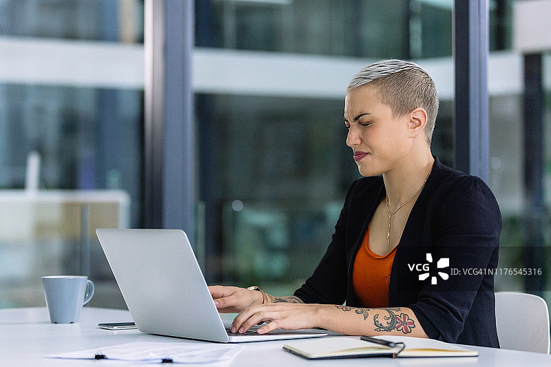 我感觉头痛欲裂图片素材