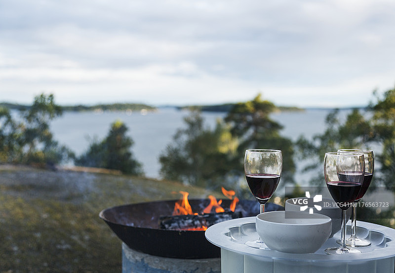 烧烤架旁的葡萄酒杯图片素材