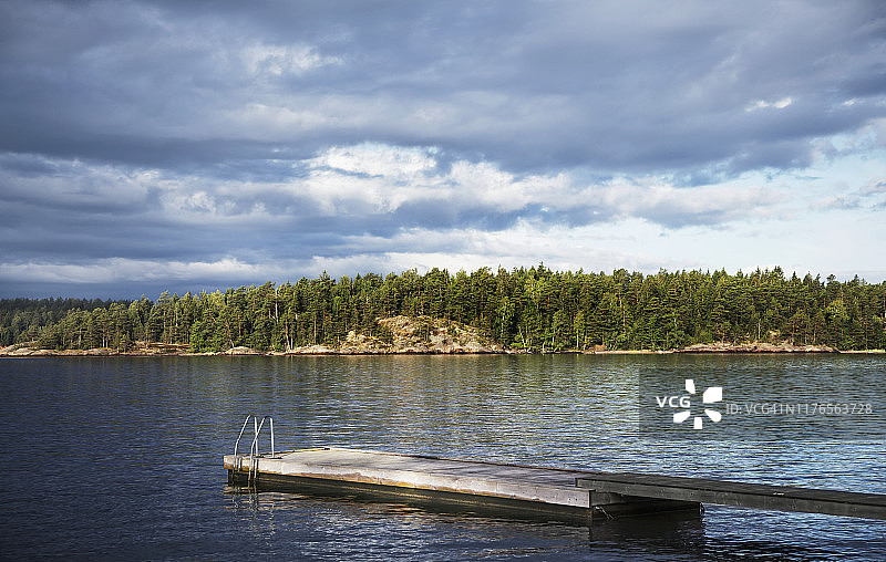 湖边的栈桥图片素材