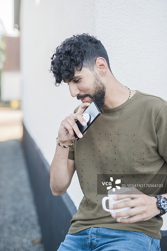 微笑的男人拿着手机图片素材