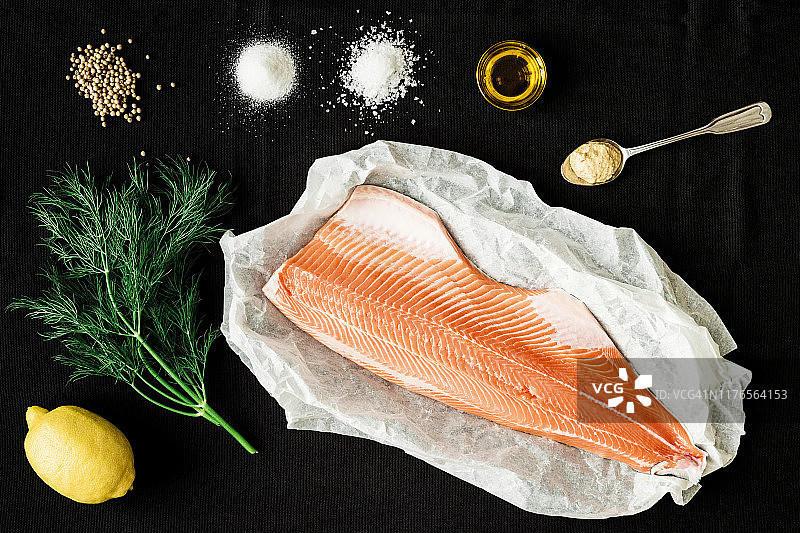 黑色背景上的烤鲑鱼配料图片素材
