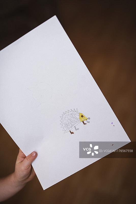 手持儿童画图片素材