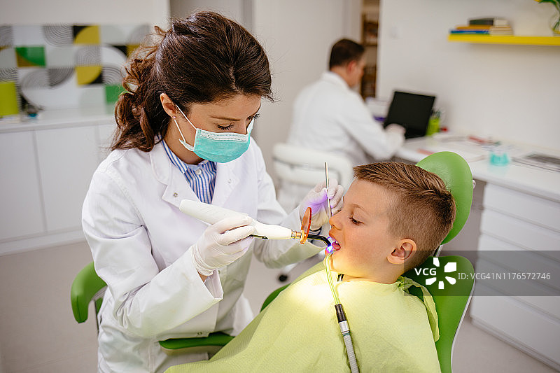 男孩接受牙科填充物干燥程序图片素材