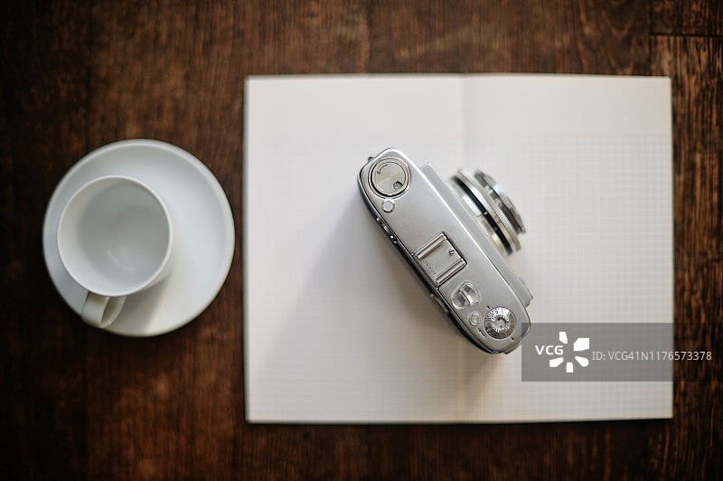 书本和咖啡杯上的复古相机图片素材