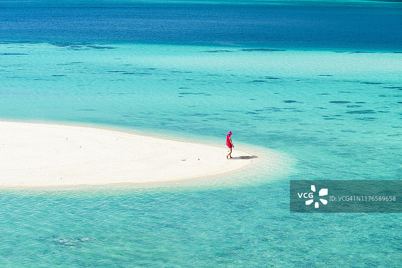 热带海滩上的美丽女人图片素材