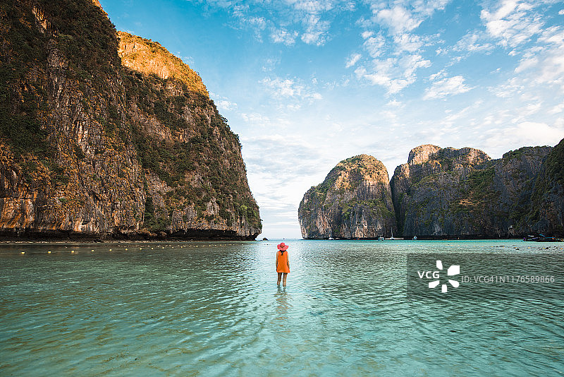 游客欣赏泰国皮皮岛玛雅湾的景色图片素材
