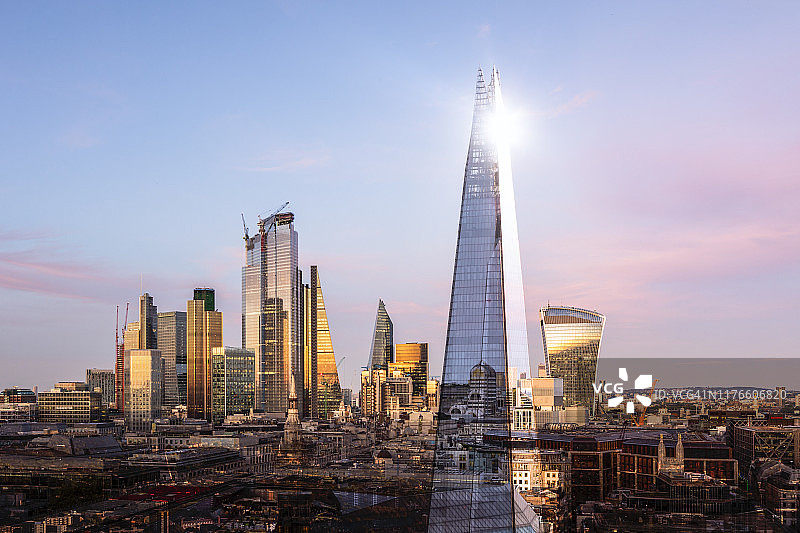 伦敦天际线的想象城市景观高视角图片素材