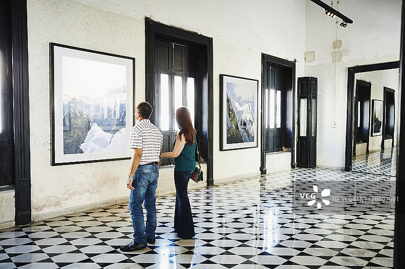 中年夫妇在美术馆欣赏艺术品图片素材