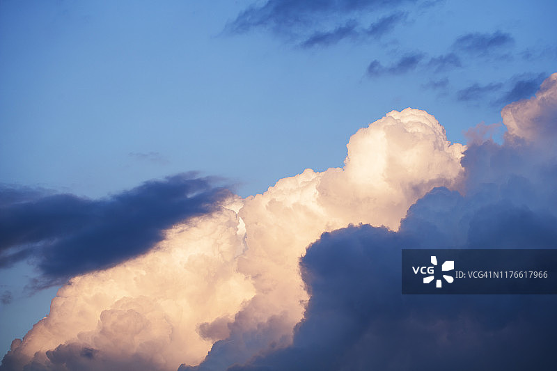 戏剧性的暴风雨天空图片素材