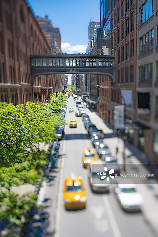 相机捕捉曼哈顿交通：纽约切尔西区绿树成荫街道上的建筑群，2019年5月15日图片素材