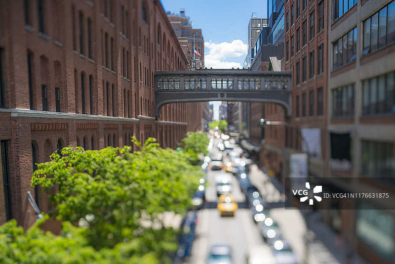 相机捕捉曼哈顿交通：纽约切尔西区绿树成荫街道上的建筑群，2019年5月15日图片素材