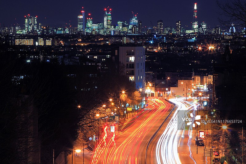 英国伦敦拱门下的伦敦天际线图片素材