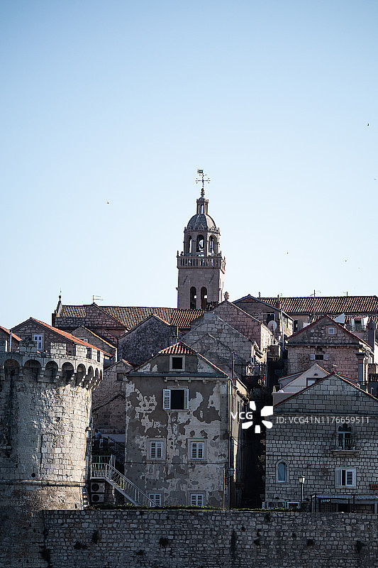 带有堡垒塔楼和教堂的历史名镇中心图片素材