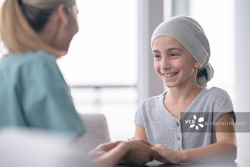 女医生安慰患癌儿童图片素材