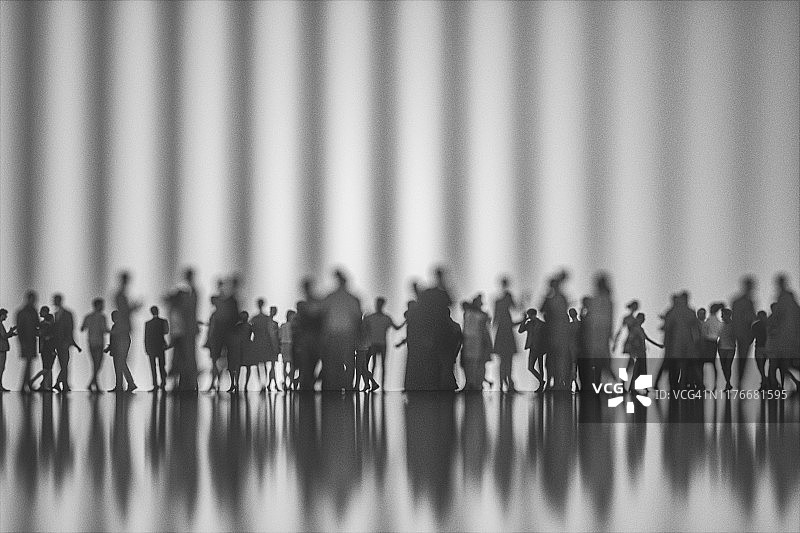 现代玻璃幕墙前的人们图片素材