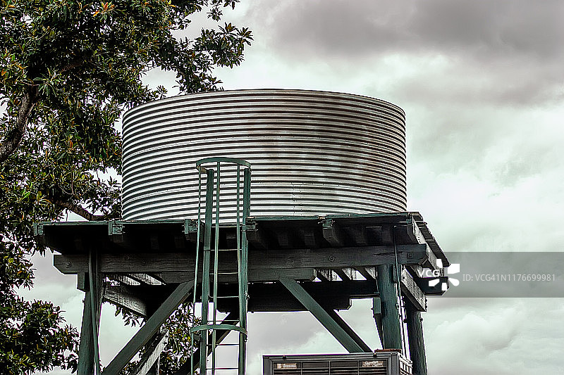 高架台上的储水罐图片素材