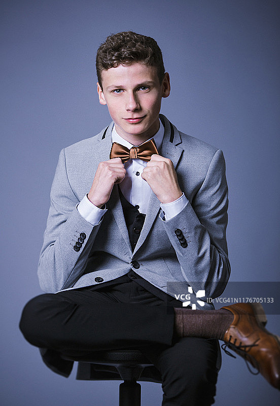 系着蝴蝶结的男孩图片素材