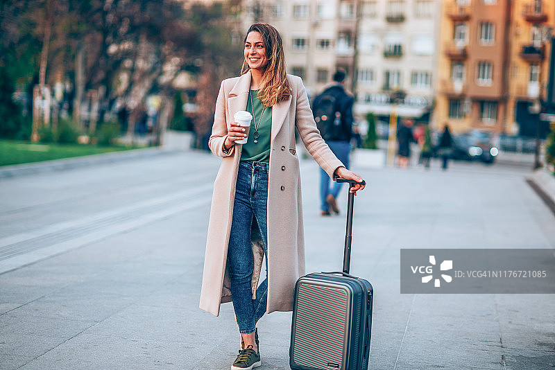 度假中的年轻女人图片素材