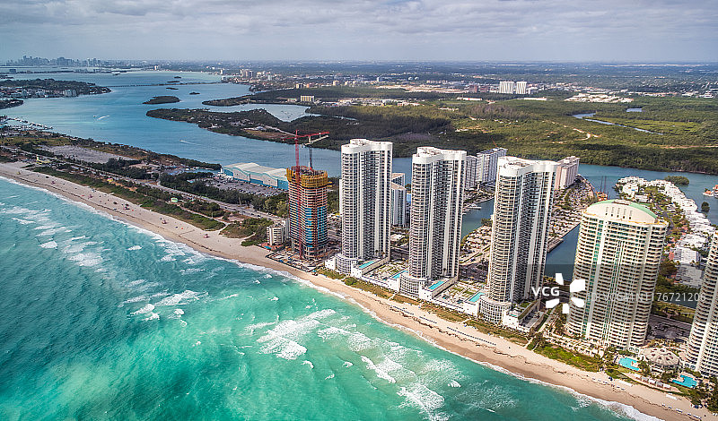 从飞机上看到的佛罗里达州迈阿密海滩东部海岸和城市天际线图片素材