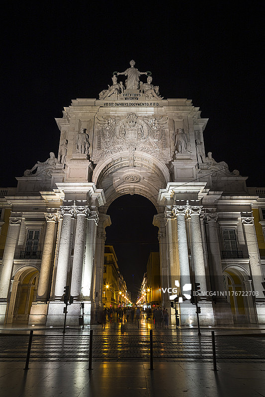 夜晚里斯本奥古斯塔街凯旋门正面图图片素材