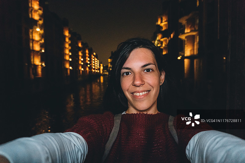 女人在汉堡老城自拍图片素材
