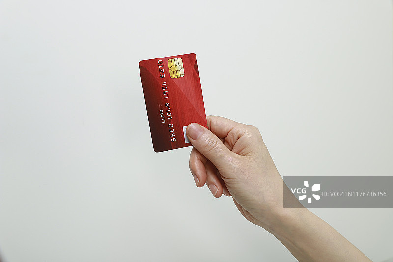 手持信用卡的女人（特写）图片素材