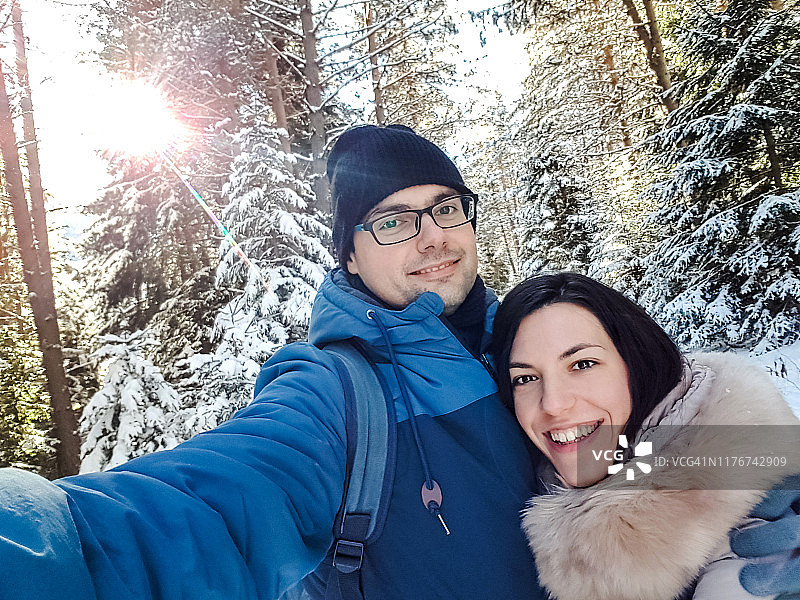 在雪山中享受的情侣图片素材