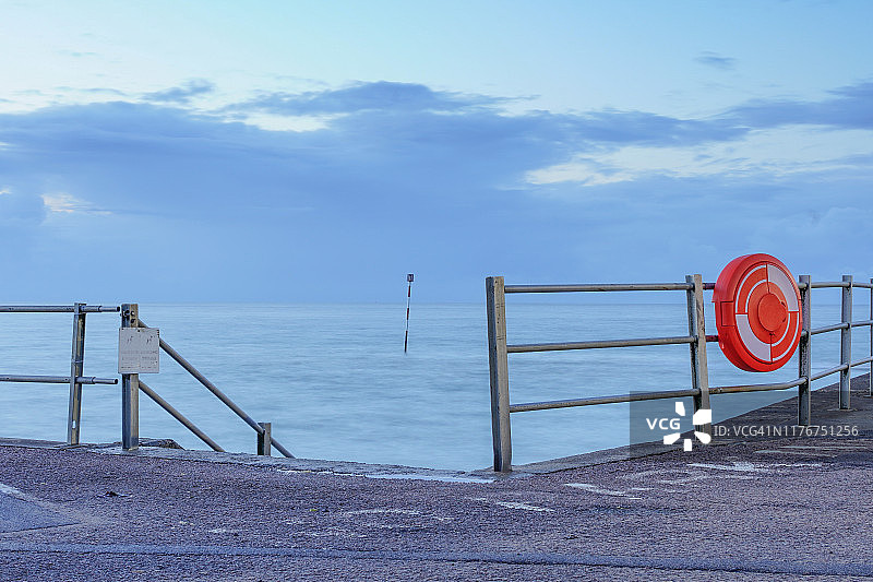 通往码头的安全栏杆图片素材