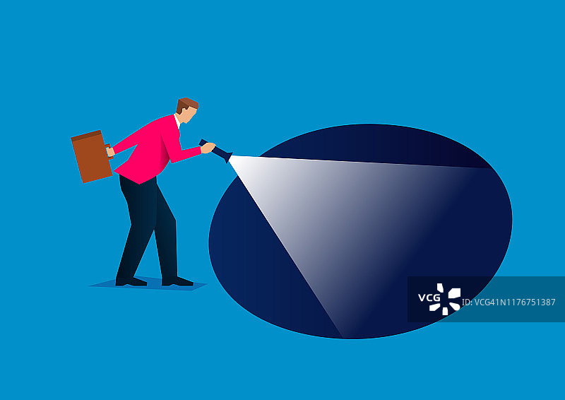 探索发现与创新，商人用手电筒探索黑暗的洞穴图片素材