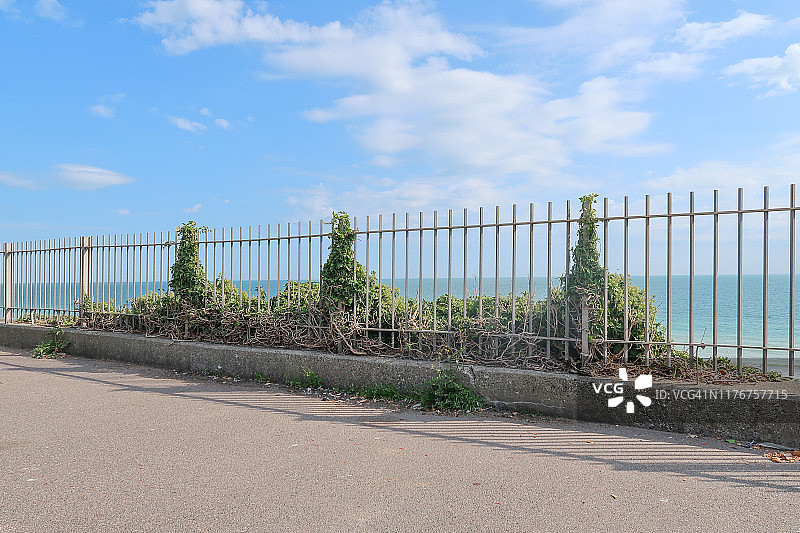 海岸金属围栏图片素材