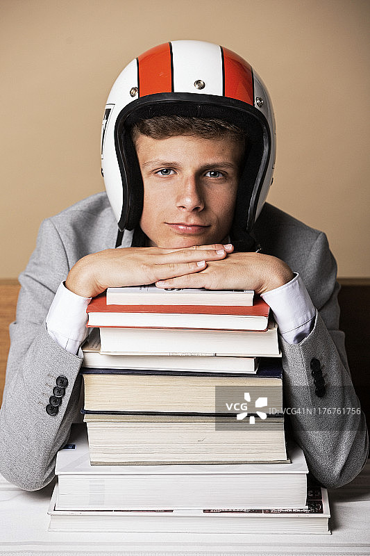 拿着书的男孩图片素材