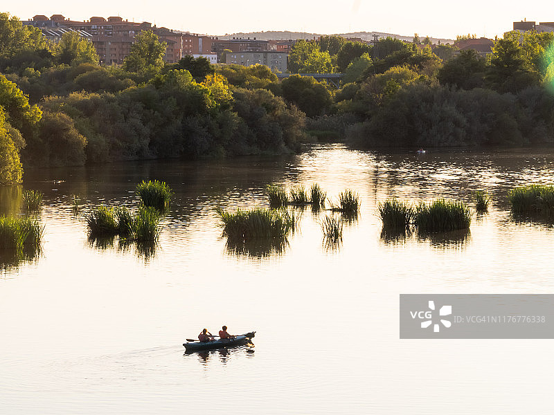 皮划艇日在托尔梅斯河上划独木舟的女人图片素材