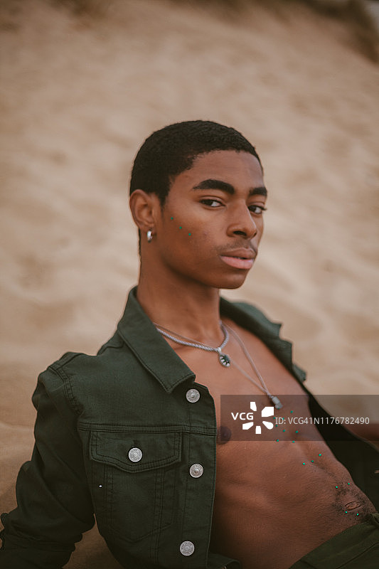 海滩上的年轻男子图片素材