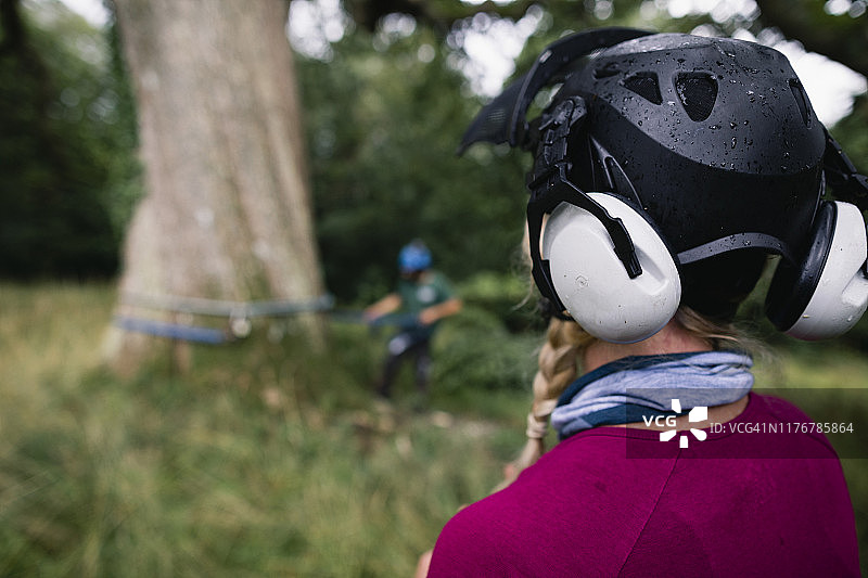 戴着头盔的女外科医生看着同事图片素材