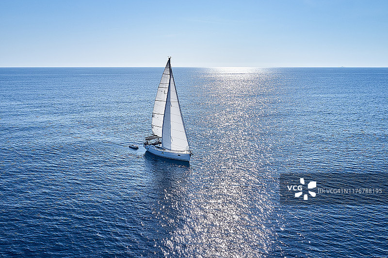 无人机视角的帆船航行图片素材