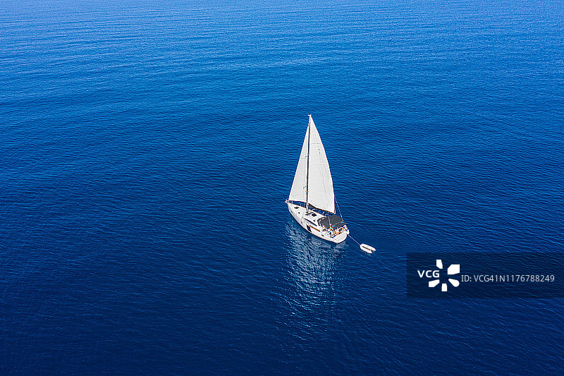 无人机视角的帆船航行图片素材
