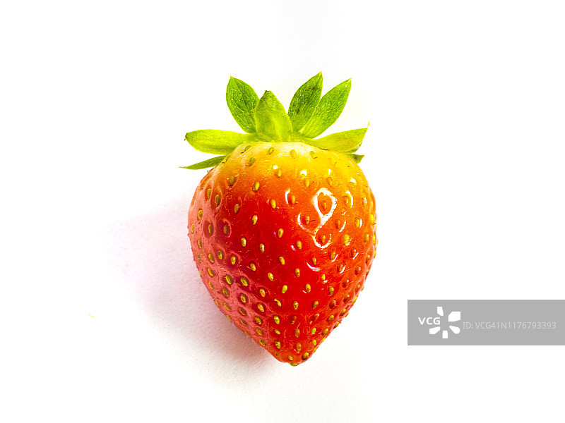白色背景上的新鲜草莓图片素材