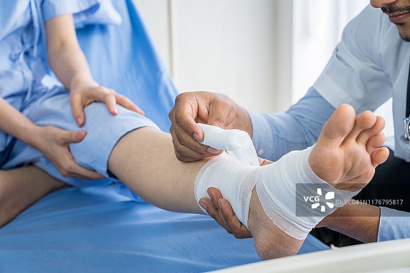 医生正在为病人包扎上肢图片素材