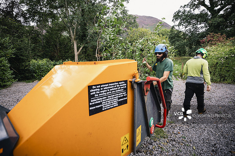 树艺师在乡村庄园粉碎树木图片素材