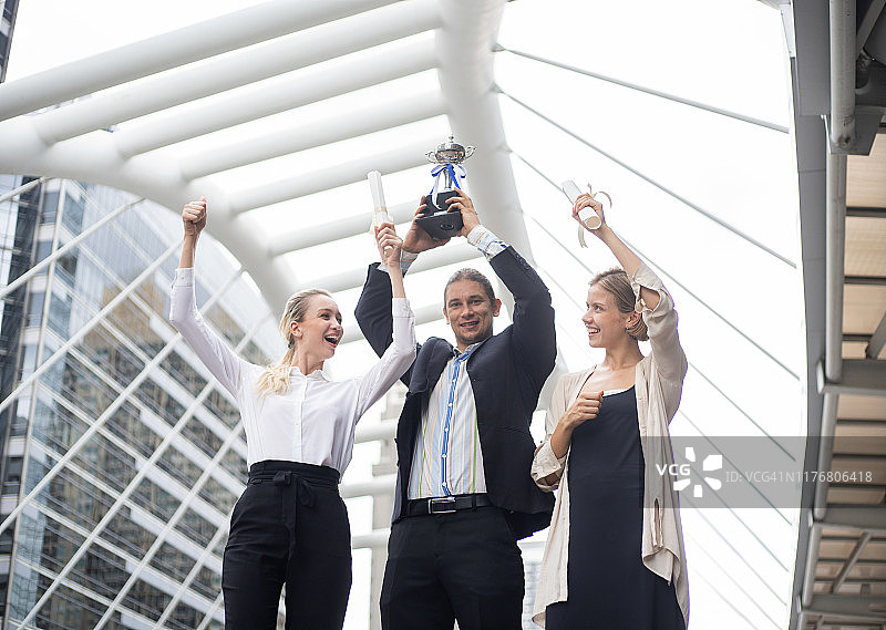 商务人士团队面带微笑庆祝胜利图片素材