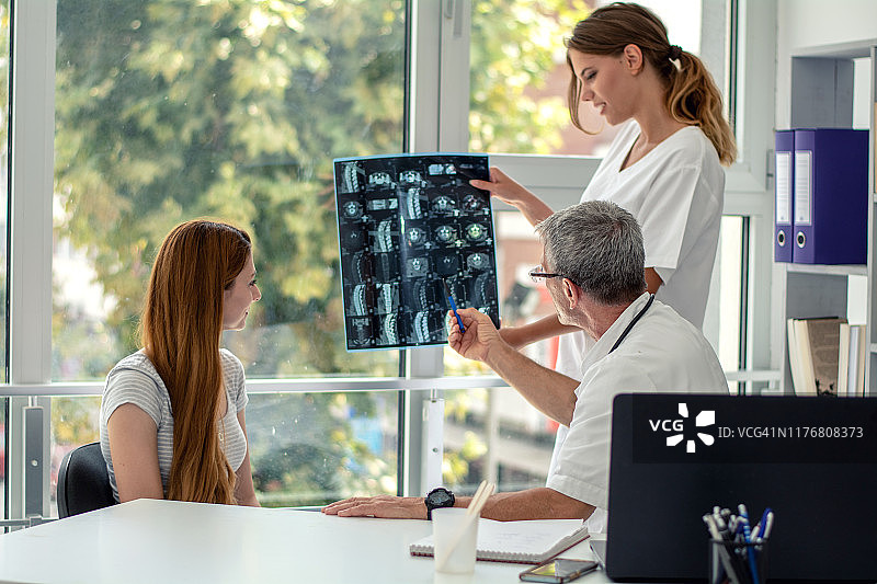 医生检查X光片图片素材