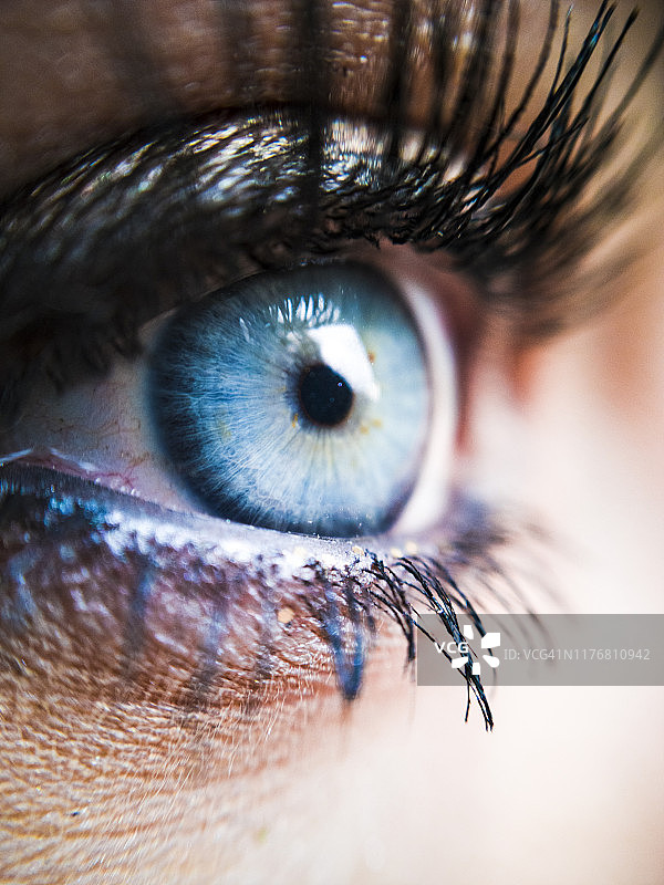 一位年轻女士蓝色眼睛的特写图片素材